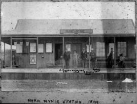 Park Rynie, 1899. Staff at station building.