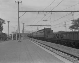 Barkly West, 1968. Experimental ore train at railway station.