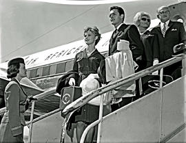 
SAA Douglas DC-7B, passengers on stairs.

