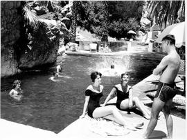 Montagu, 1960. Relaxing at the bathing pool.