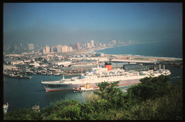 Durban, November 1974. SAR tug bringing ship into Durban Harbour. [S Mathyssen]