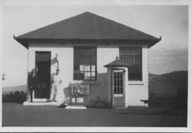Debe Nek, March 1932. Station building.