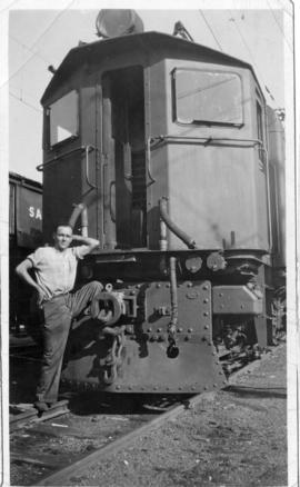 Man in front of SAR Class 1E electric locomotive. (Lund collection)