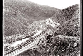 Tulbagh district. Road and railway line in Tulbaghkloof.