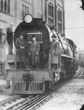 
Four dignitaries posing with SAR Class 15E No 2896 at the Berliner Maschinenbau works.
