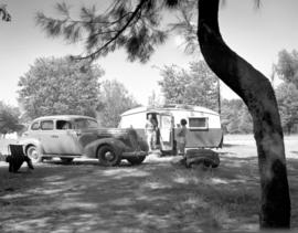 Parys, 1939. Campers with caravan.