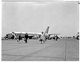 
SAA Boeing 707 ZS-CKD 'Cape Town'. Passengers walking away.
