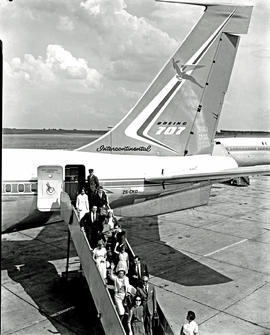 
SAA Boeing 707 ZS-CKD 'Cape Town'. Exterior. Passengers waving on stairs.
