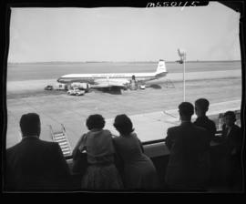 October 1960. Arrival of Sir Arthur Vincent on first East African Airways de Havilland Comet VP-K...