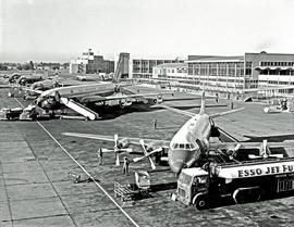 Johannesburg, 1961. Jan Smuts airport. SAA Vickers Viscount ZS-CDZ 'Hartbees'. Aircraft, building...