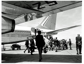 
SAA Boeing 707 ZS-SAE 'Windhoek'. Passengers boarding at the rear stairs.
