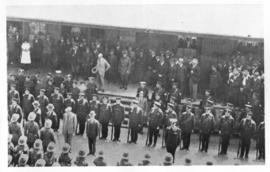 
Prime Minister JC Smuts addressing railway forces.
