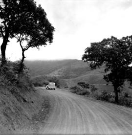 Tzaneen district, 1934. Duiwelskloof, country road.