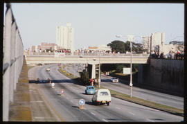 Port Elizabeth, August 1983. Crowd awaiting the Apple Express on bridge over motorway. [T Robberts]
