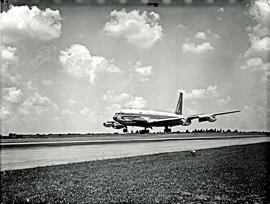 
SAA Boeing 707 ZS-CKD 'Kaapstad' landing.

