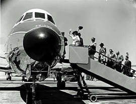
SAA Vickers Viscount ZS-CDU 'Bosbok'. Passengers boarding.
