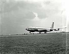 Johannesburg, 1962. Jan Smuts airport. SAA Boeing 707 ZS-CKD 'Cape Town' landing.