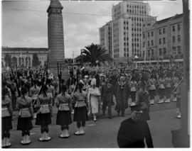 Johannesburg, 1 April 1947. Royal family at cenotaph. Scottish regiment on guard.