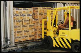 Johannesburg, November 1986. Forklift loading boxes of oranges at Kaserne. [D Dannhauser]