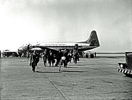 Johannesburg, 1964. Jan Smuts airport. SAA Vickers Viscount ZS-CDZ 'Hartbees'. Passengers disemba...