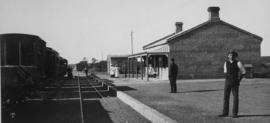 Kariega, 1895. Train in station with station staff on platform. (EH Short)
