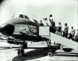 
SAA Vickers Viscount ZS-CDU 'Bosbok'. Passengers boarding, waving goodbye.
