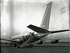 Johannesburg, 1960. Jan Smuts airport. SAA Boeing 707 ZS-CKC 'Kaapstad'. Passengers boarding airc...