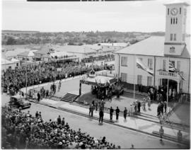 Ermelo, 26 March 1947. Crowd waiting outside public building.