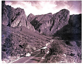 Paarl district, 1949. Canadian Brill luxury bus in Du Toitskloof pass.