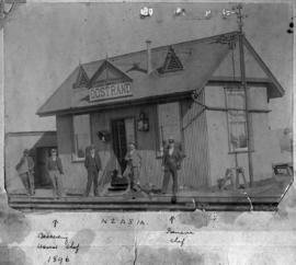 Oostrand, 1896. Station staff and building.
