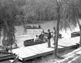 Parys, 1939. Recreational rowing on river.