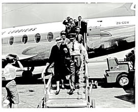 Johannesburg, 1965. Jan Smuts airport. SAA Vickers Viscount ZS-CDW 'Rooibok'. Passengers disembar...