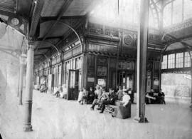 Johannesburg, early 1900s. People waiting on Park Station platform. (Donated by Mr GJ Krister, Pr...