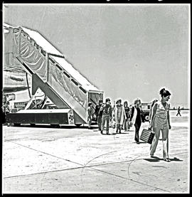 
SAA Boeing 747 ZS-SAN 'Lebombo', passengers leaving.
