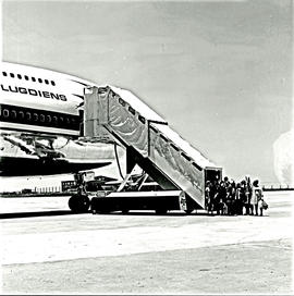 "1971. SAA Boeing 747 ZS-SAN 'Lebombo', passengers leaving."