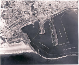 Port Elizabeth, 1975. Aerial view of Port Elizabeth harbour, annotated with dimensions.