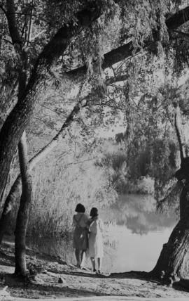 Parys, 1939. Two girls on river bank.