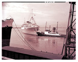 Cape Town, 1957. Tug 'Danie Hugo' with the 'Warwick Castle' in Table Bay Harbour.