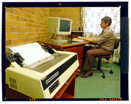 Bapsfontein, November 1985. Operator in computer room at Sentrarand. [T Robberts]