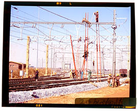 Bapsfontein, August 1982. Erection of catenary cables at Sentrarand. [T Robberts]
