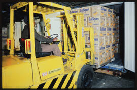 Johannesburg, November 1986. Forklift loading boxes of oranges at Kaserne. [D Dannhauser]