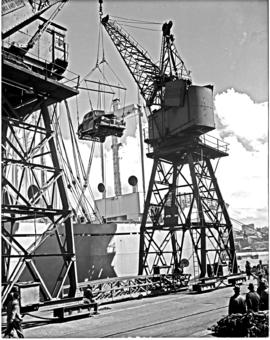 Port Elizabeth, 1948. Motor car lifted by crane in Port Elizabeth harbour.