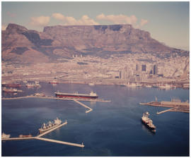 Cape Town, September 1981. Aerial view of Table Bay harbour. [Jan Hoek]