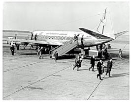 Johannesburg, 1963. Jan Smuts airport. SAA Vickers Viscount ZS-CVA 'Rietbok'. Passengers disembar...