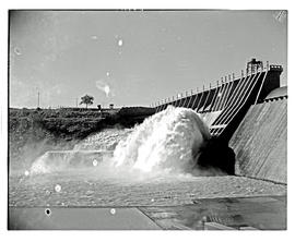 Vaal Dam, 1948. Open sluice.