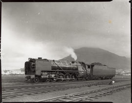 Cape Town, 1939. SAR Class 23 No 3268 leaving.