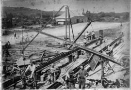 Inchanga. Assembly of steel bridge trusses.