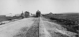 Heuningneskloof, 1895. Steam locomotive at station. (EH Short)