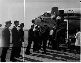 September 1968. Arrival of the crew of flight SAA 233. SAA Boeing 707 ZS-EUX 'Port Elizabeth'.