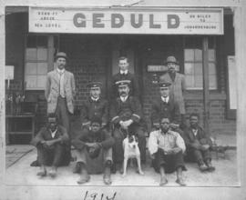 Geduld, 1914. Station staff at station.